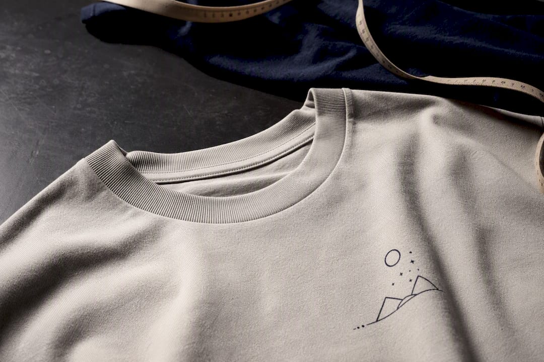 Cropped minimalist tee print in dramatic light